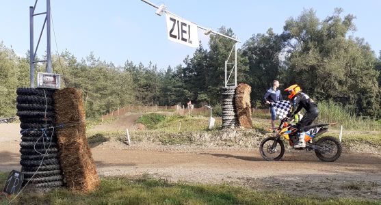 Antennen-Durchfahrt mit Fahrer